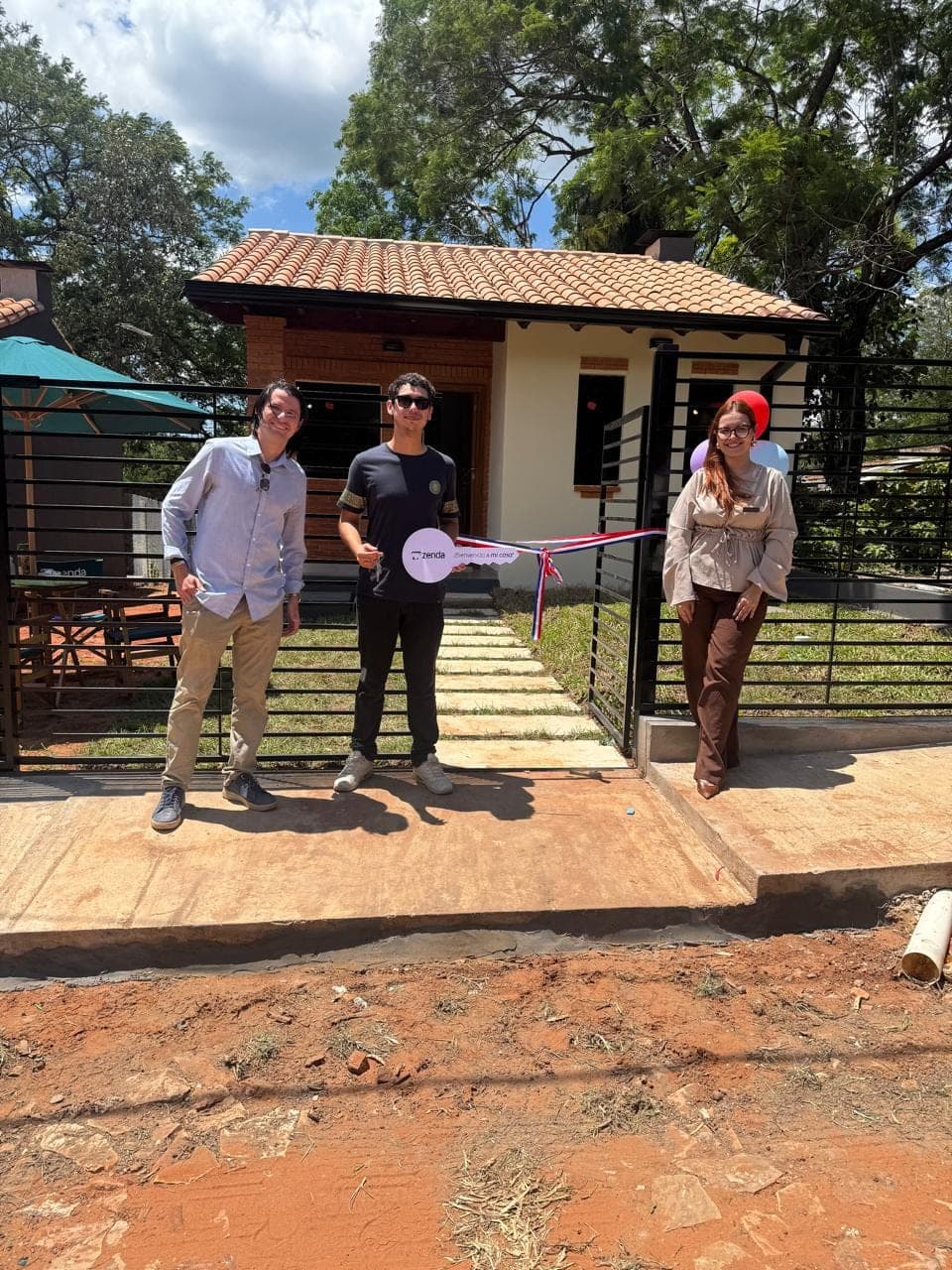 Familia recibiendo su vivienda